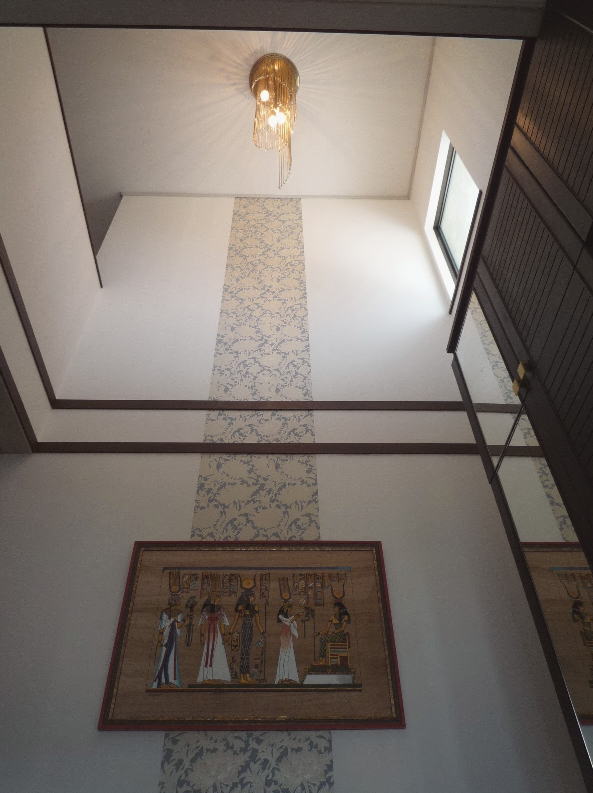 吹抜け壁 や 和室の戸襖 を ウィリアム モリスの輸入壁紙で個性的に演出したリフォーム事例 神奈川県 座間市