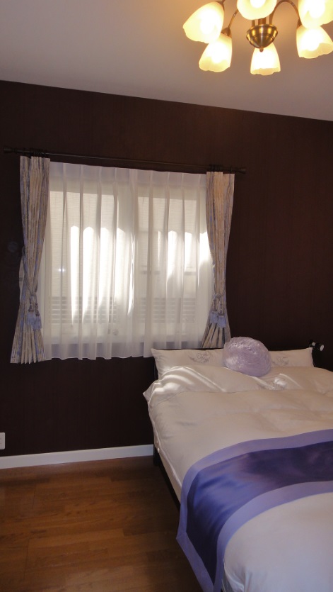 パープルの色調 と ダマスク柄 を基調とした 主寝室 のインテリア コーディネート事例