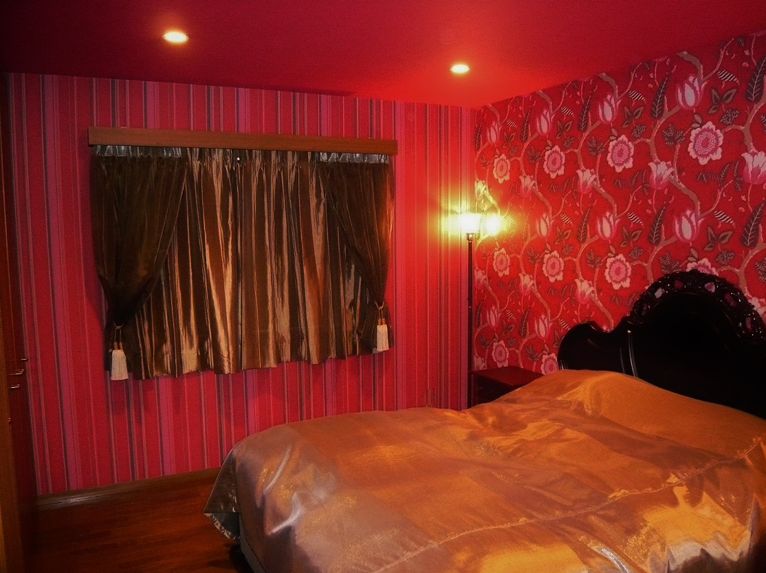 赤の内装 を基調とした 主寝室 のトータル インテリア リフォーム事例