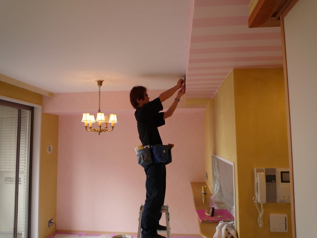 フェミニン ピンクの 輸入壁紙 の採用で エレガントなインテリアのイメージアップ リフォーム