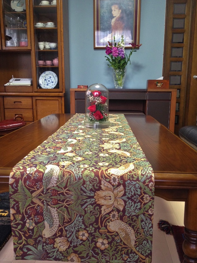 川島織物セルコンの、「ウィリアム・モリス」織物生地で作った、『いちご泥棒』のテーブルランナー納品事例。
