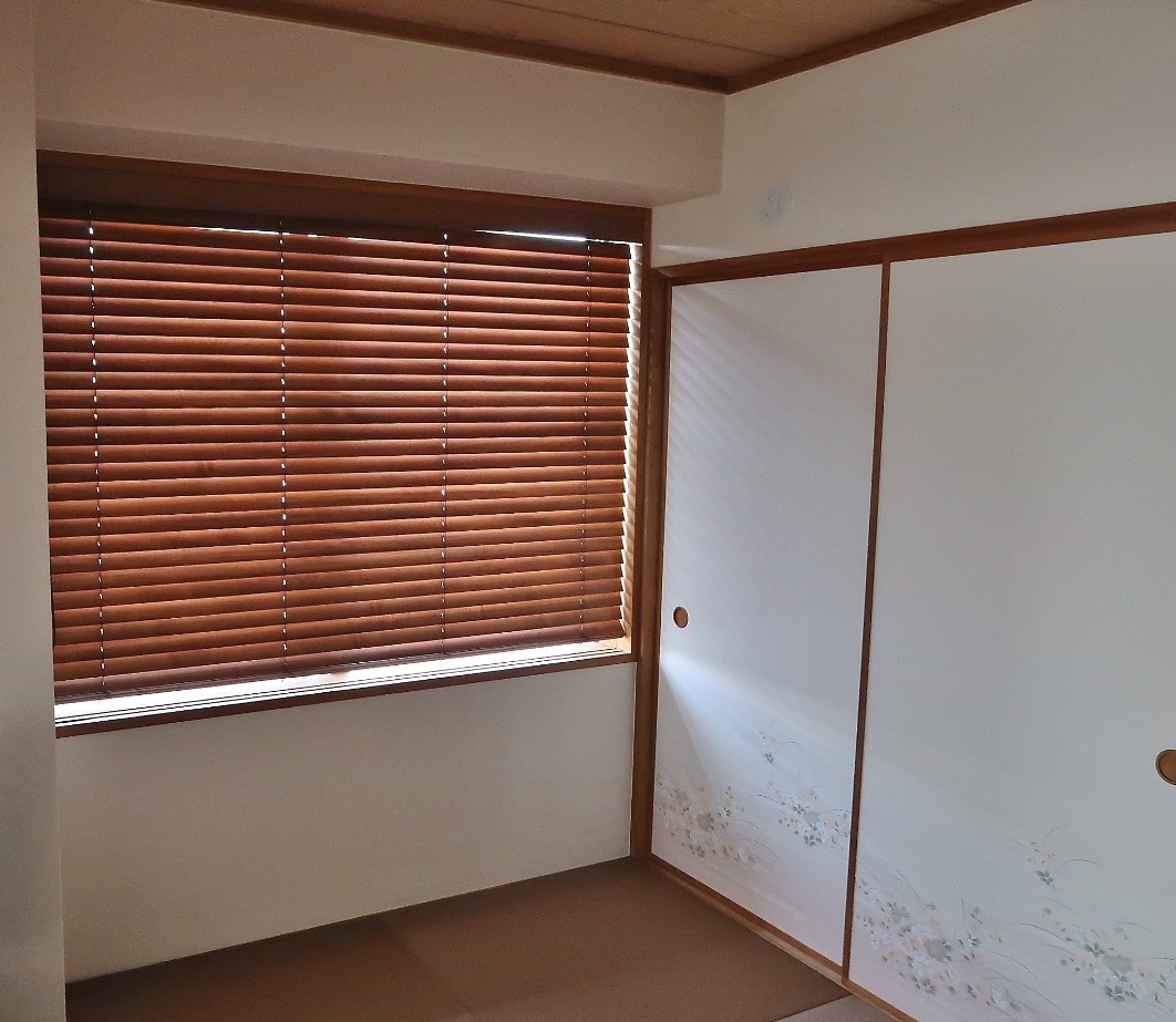 和室」のリフォーム。「カラー畳」と「木製ブラインド」