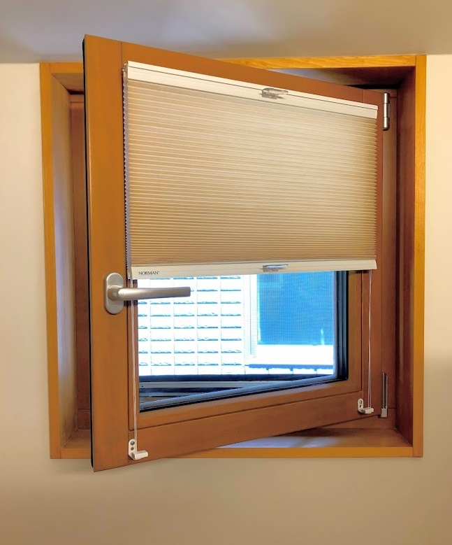 ドレーキップ窓に適した窓周り品。ノーマンのハニカムスクリーン「スマートフィットタイプ」納品事例。