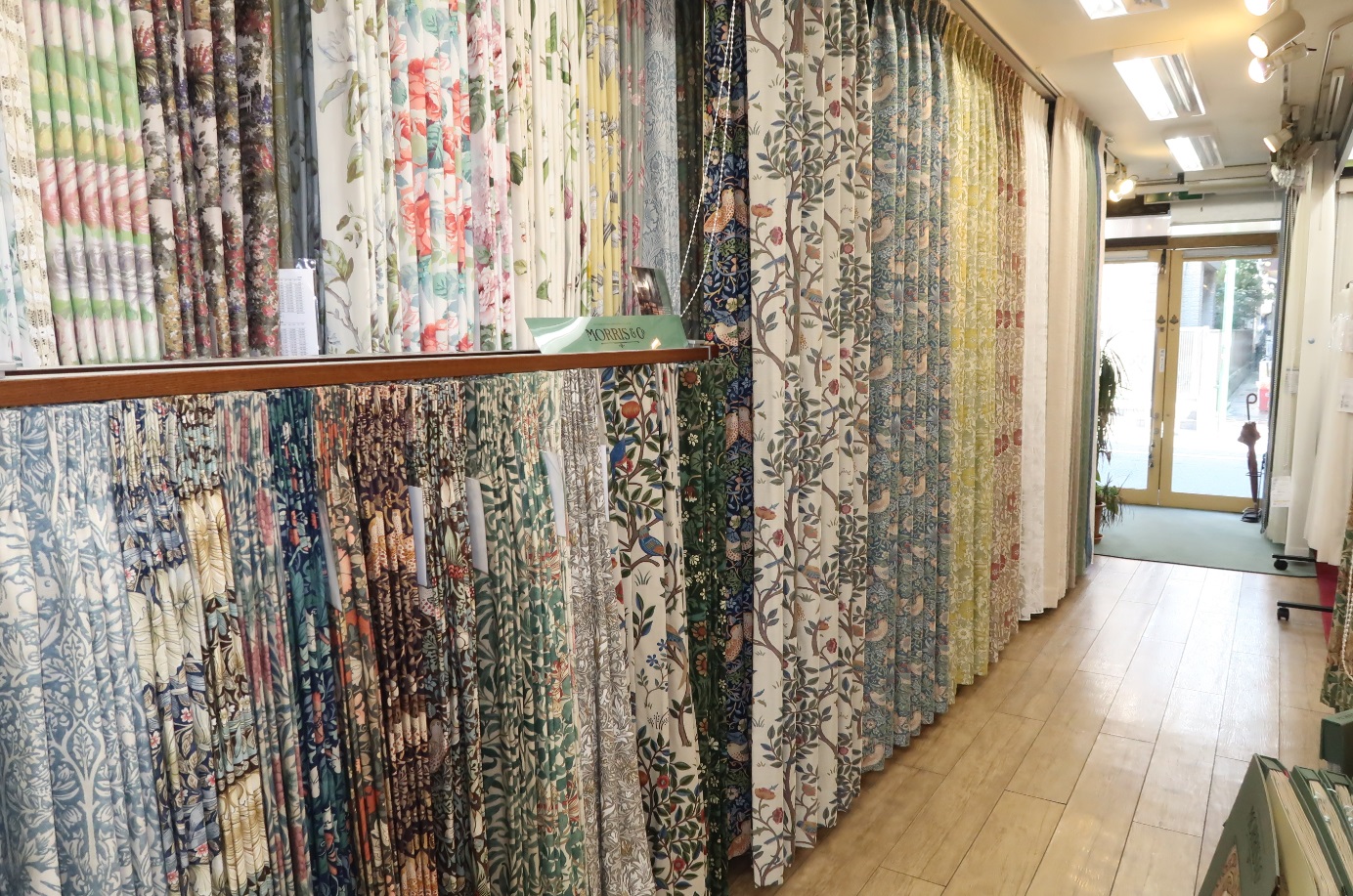 川島織物セルコンの『ケルムスコットツリー』、『いちご泥棒』。ウィリアム・モリスの新作展示品が入荷しました。