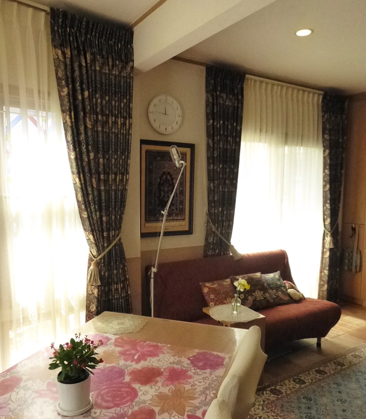 リビング,いちご泥棒,カーテン