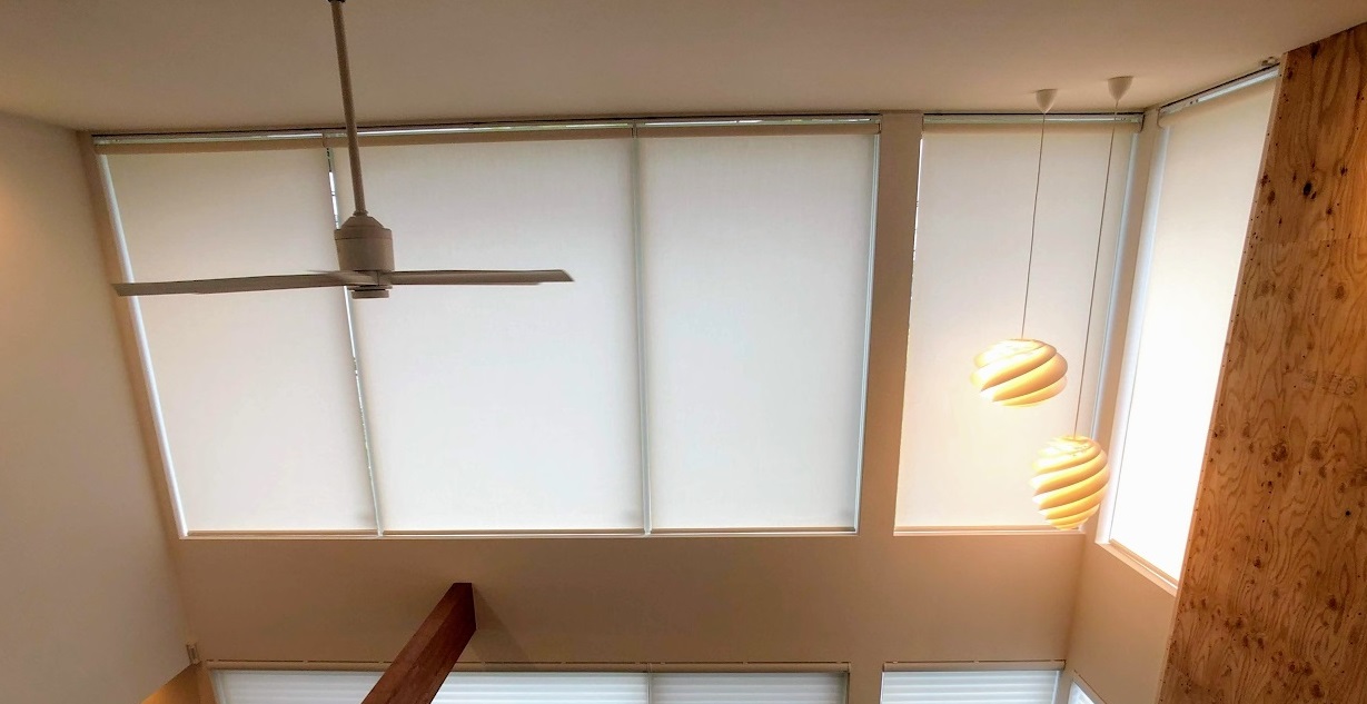 高所窓　吹抜け窓　電動ロールスクリーン 人気