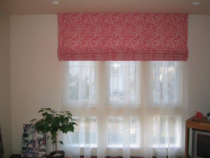 ローマンシェード　天井付　レースの手前