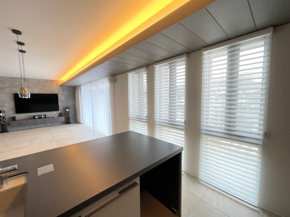 レースカーテンと調光ロールスクリーンのコーディネート事例