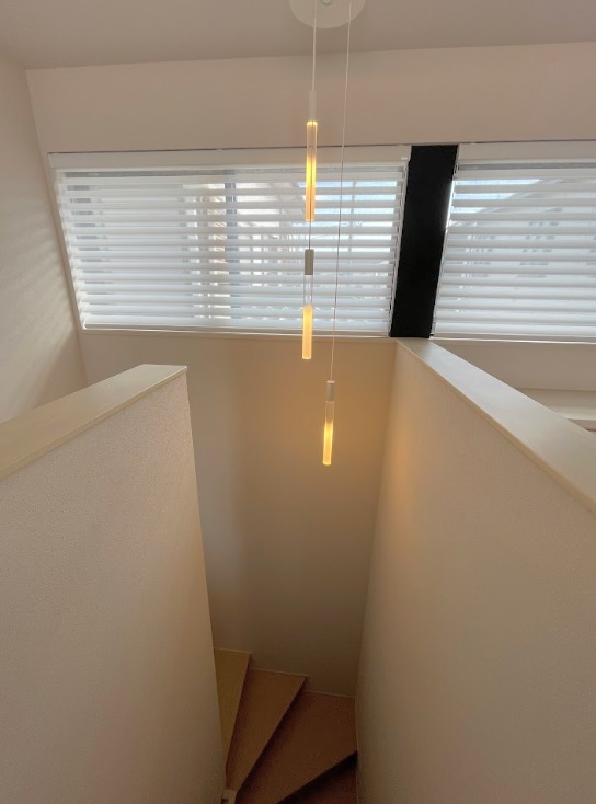 階段窓 調光ロールスクリーン 事例