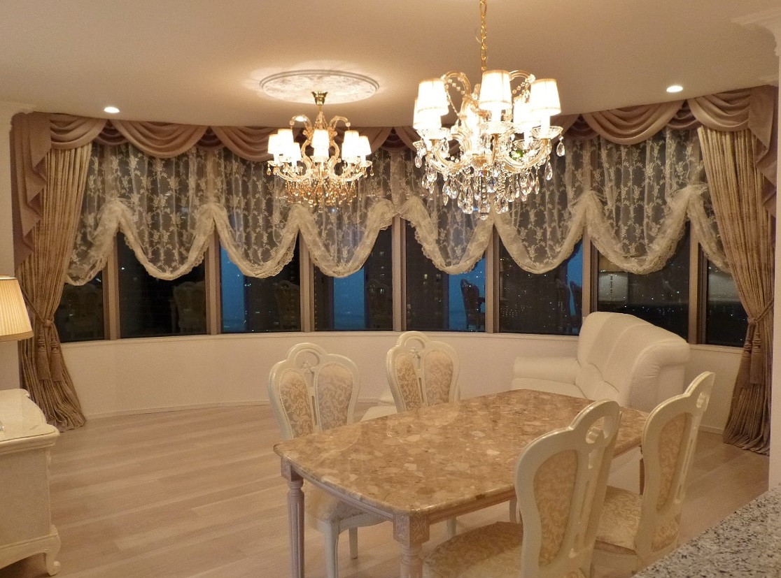 高層マンション タワーマンション 豪華な窓辺