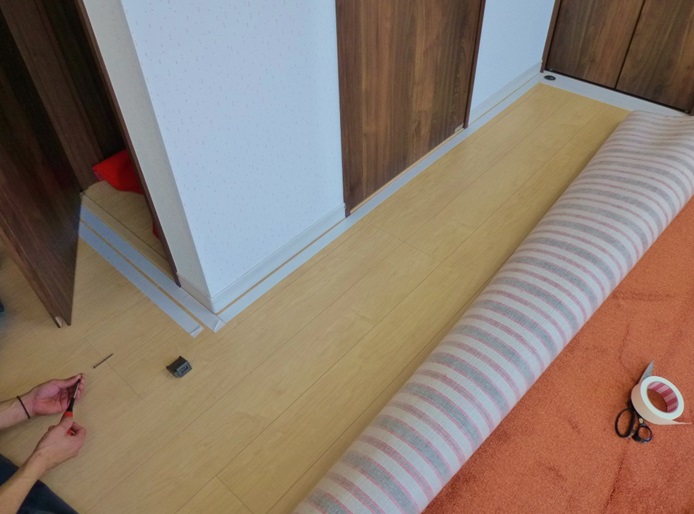 クローゼットドアや室内ドアの干渉がある居室でのカーペット工事