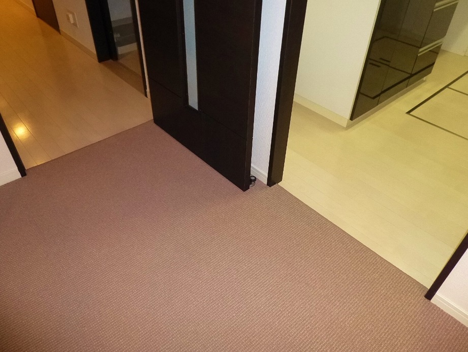 廊下　キッチン　カーペット　見切り　オーバーロック施工事例