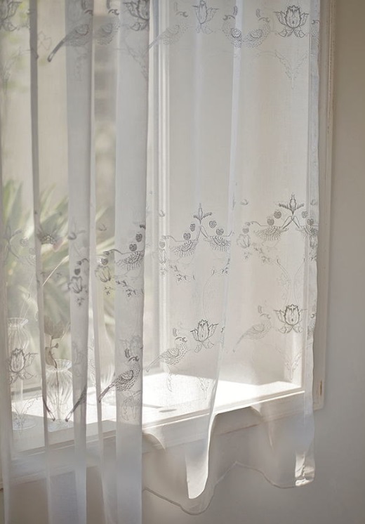 川島織物セルコン 『イチゴドロボウ』シアー レース イメージ