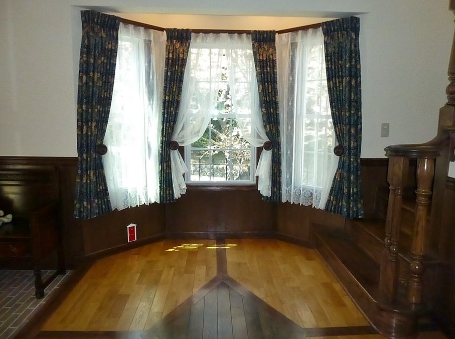 いちご泥棒 カーテン ボウウインドウ