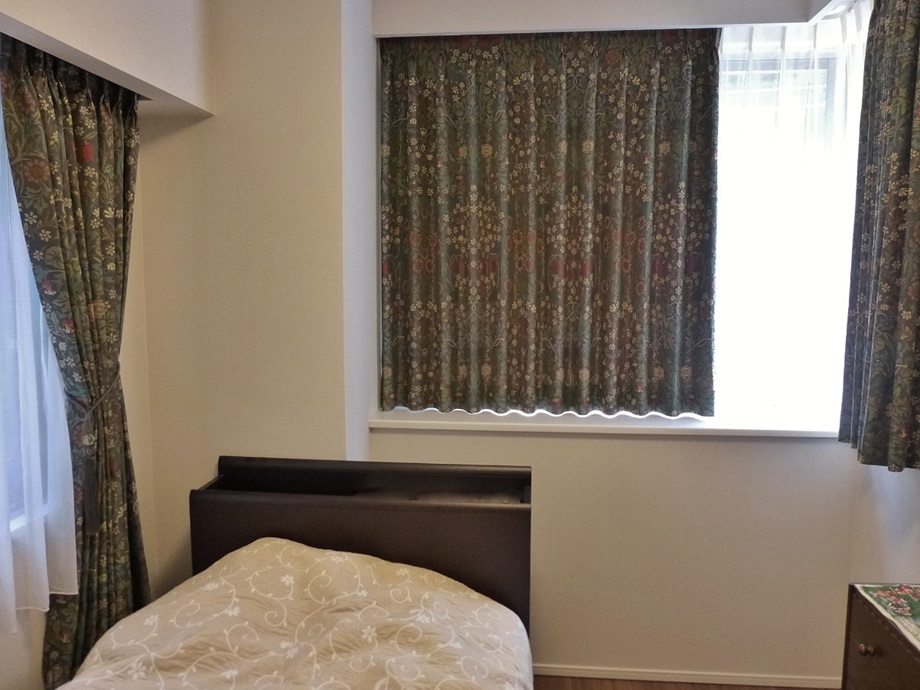 寝室 カーテン ブラックトーン