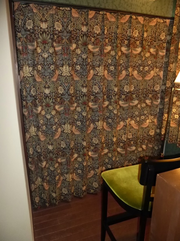 『イチゴドロボウ』　カーテン　ワンプリーツ　１つ山　イメージ